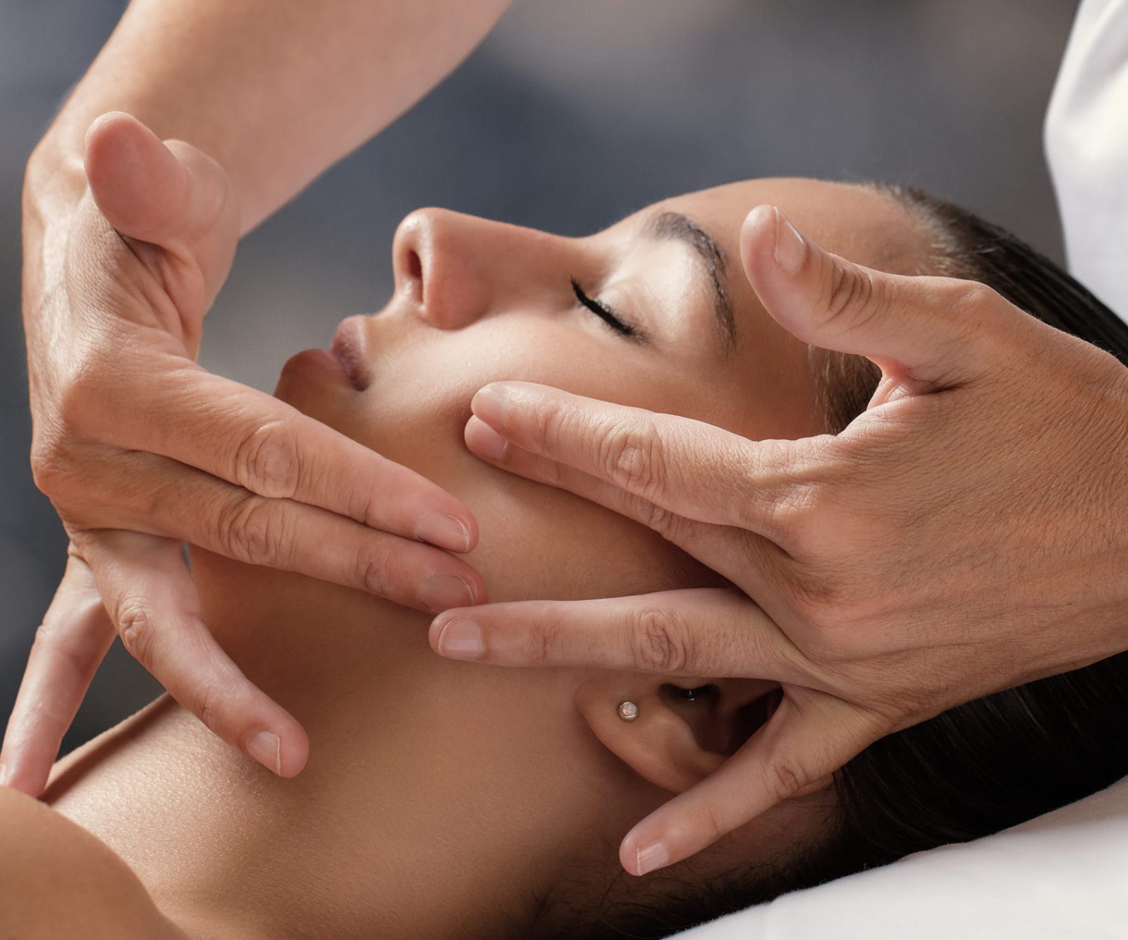 Frau bei einer Gesichtsmassage in einem Münchner Kosmetikstudio.