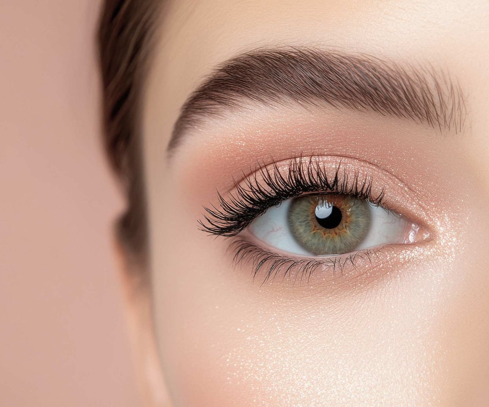 Schöne geschwungene Wimpern und geformte Augenbrauen.
