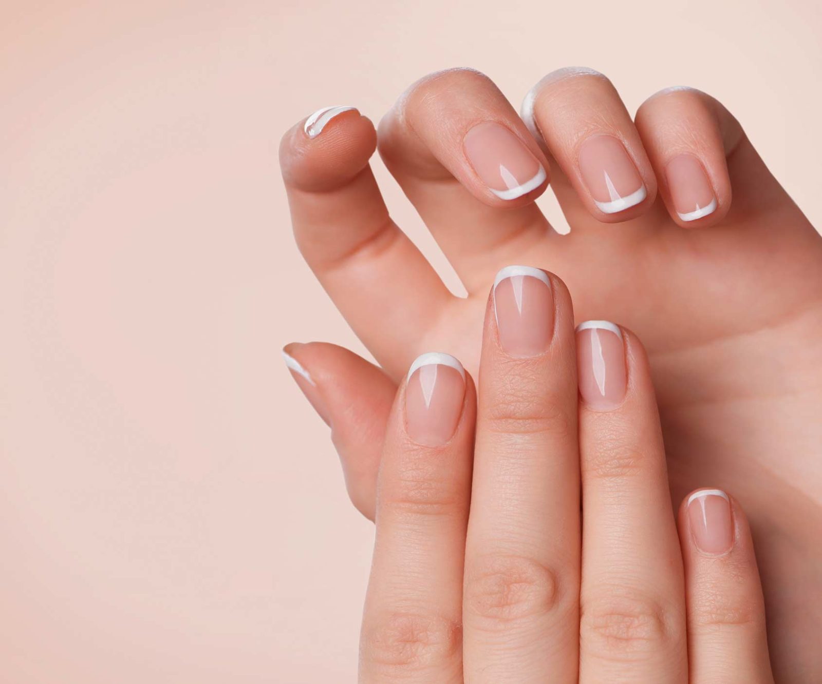 Schöne Fingernägel mit French Manicure.