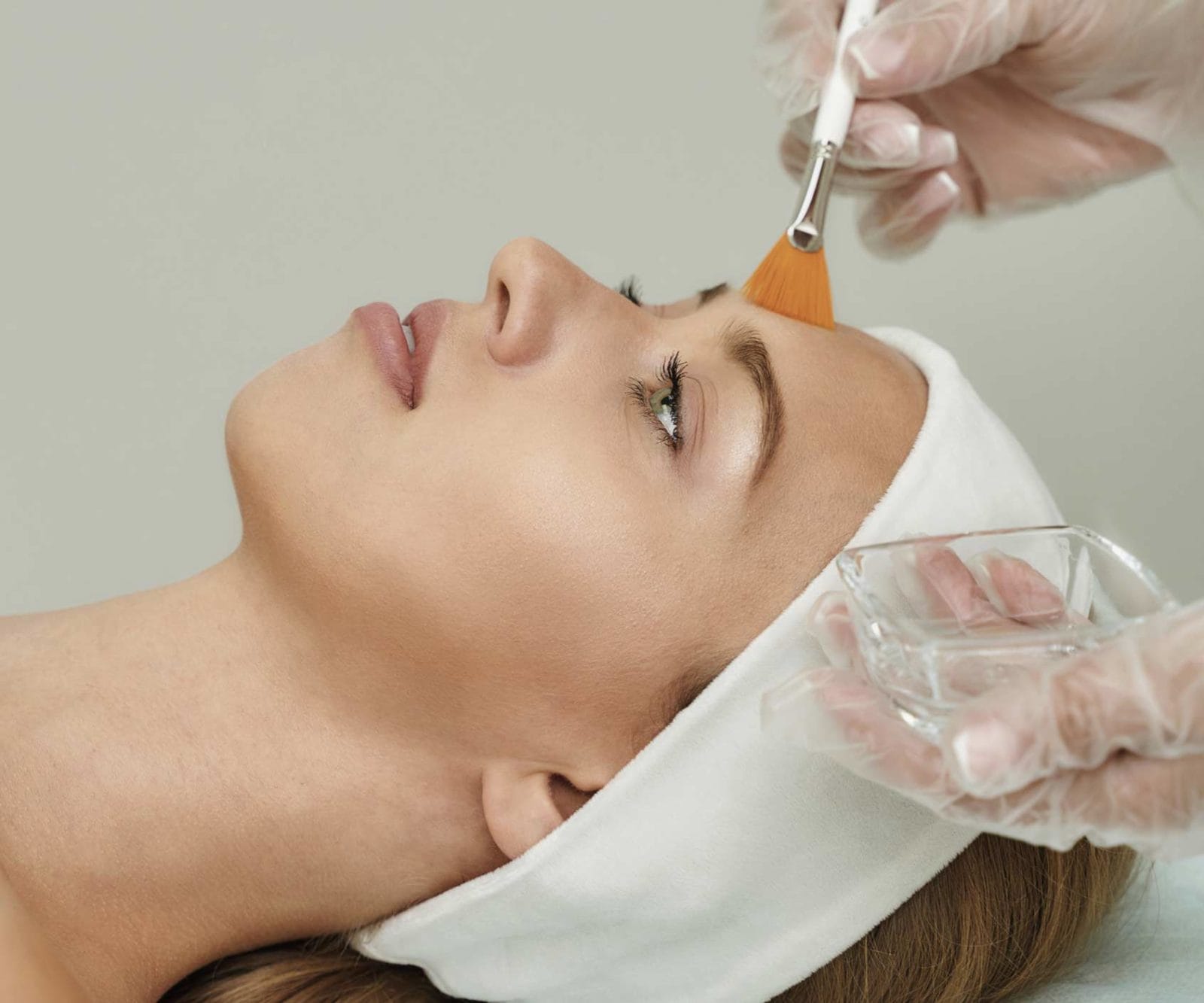 Frau bei einem Fruchtzeure Peeling in einem Kosmetikstudio in München.