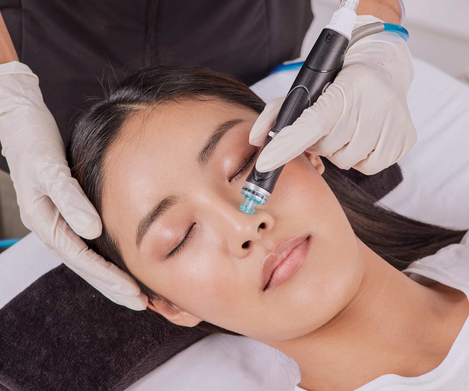 Junge Frau bei einer HydraFacial Behandlung im Bodyshape Kosmetikstudio in München