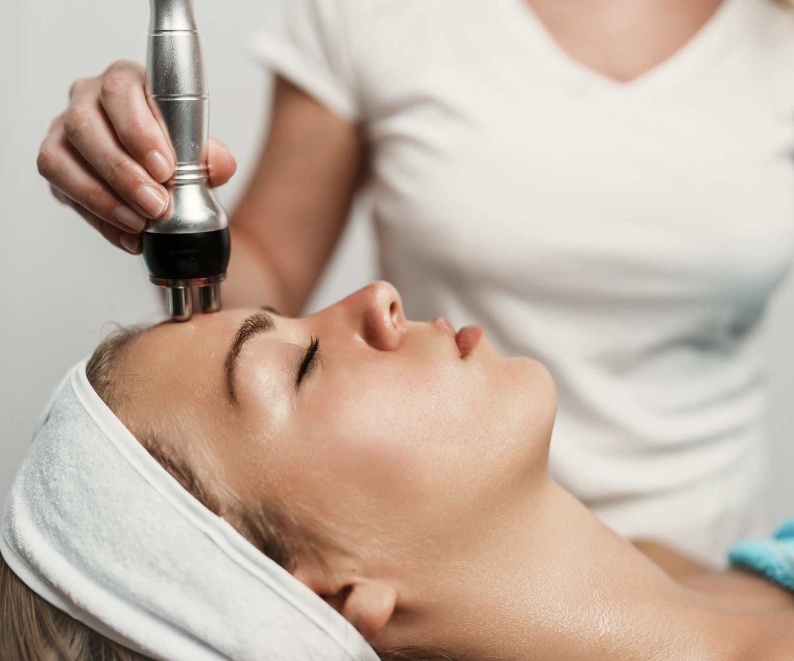 Frau bei einer Behandlung von Radiofrequenz mit Lymphdrainage in einem Kosmetikstudio in München.