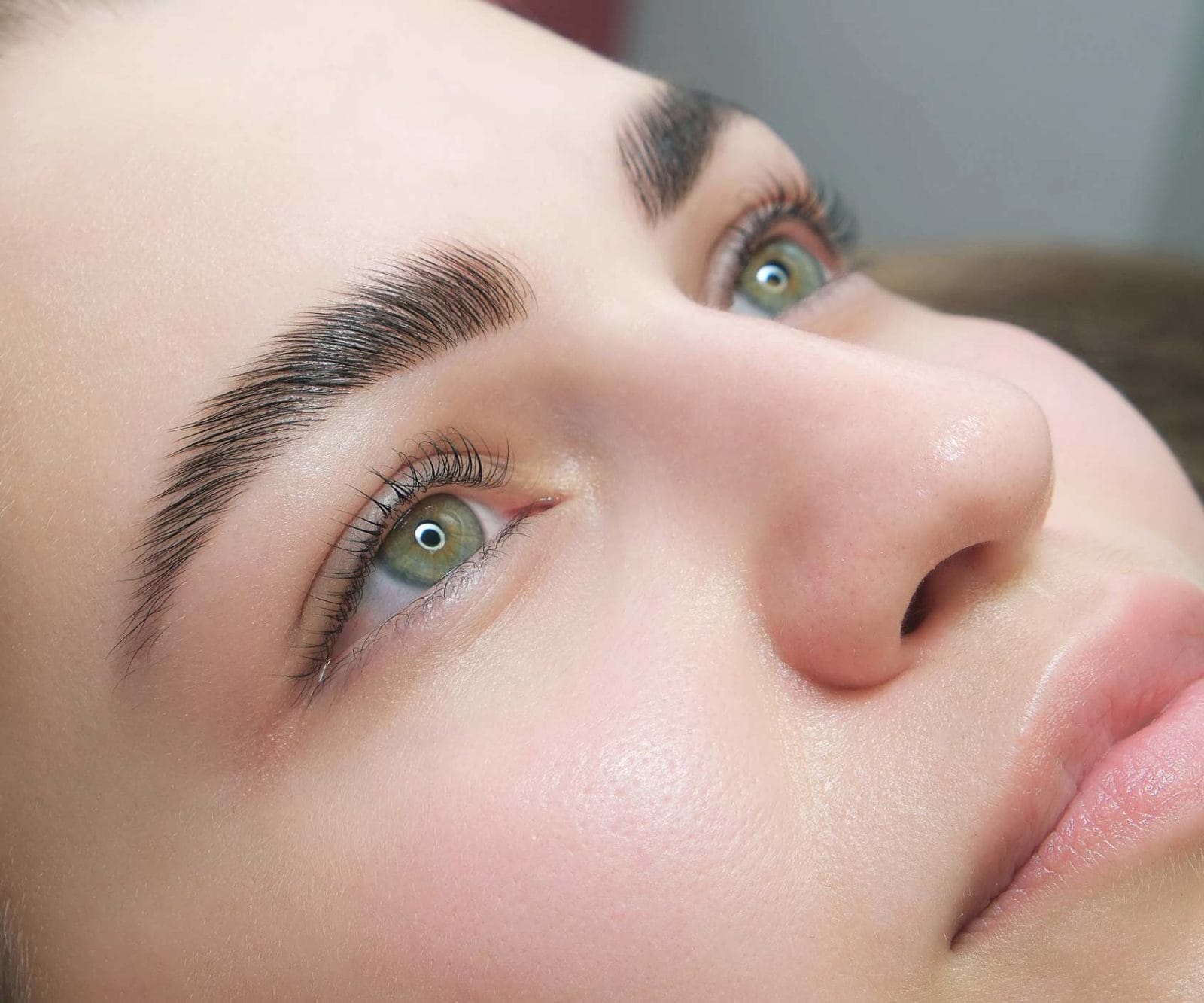 Schöne Aufnahme eines Augenbrauenlifting und Wimpernlifting.